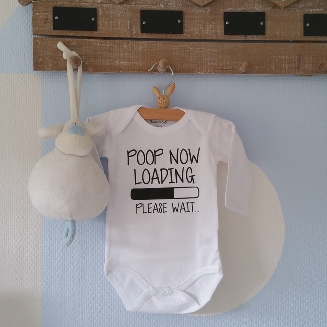 Rompertje Met Tekst Poop Now Loading