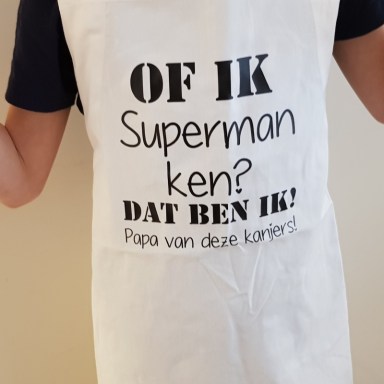 Keukenschort met grappige tekst bedrukt cadeau Of ik superman ken? Dat ben ik! Vader van deze kanjers / namen kinderen
