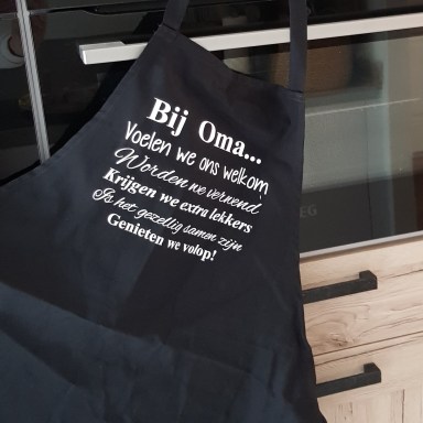 Keukenschort zwart lieve tekst bedrukt cadeau Bij oma thuis regels