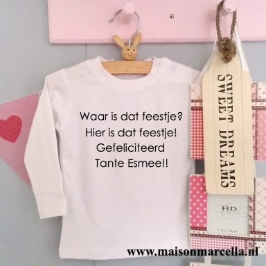 Shirtje Waar is dat feestje? Hier is dat feestje! Gefeliciteerd tante met naam