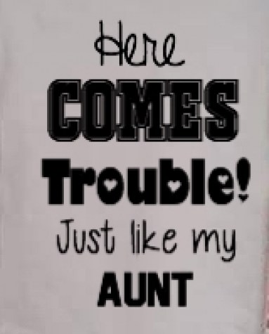 Shirtje Here comes trouble Just like my Aunt. Kan met naam
